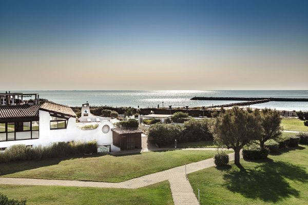 Établissement thalasso face à la mer Thalacap thalassothérapie Méditerranée Camargue Les Saintes Maries de La Mer